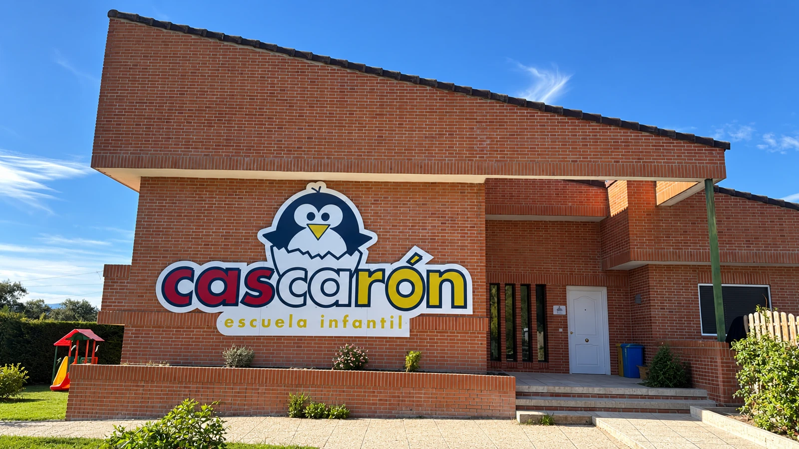 Fachada de Escuela Infantil Cascarón Las Rozas con el cartel de la escuela